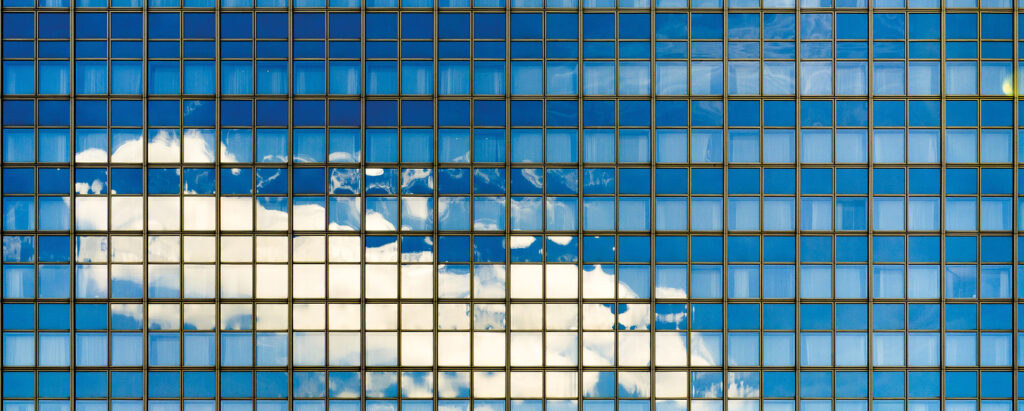 Film solaire anti-chaleur installé sur baie vitrée de bureau professionnel par CVL Déco